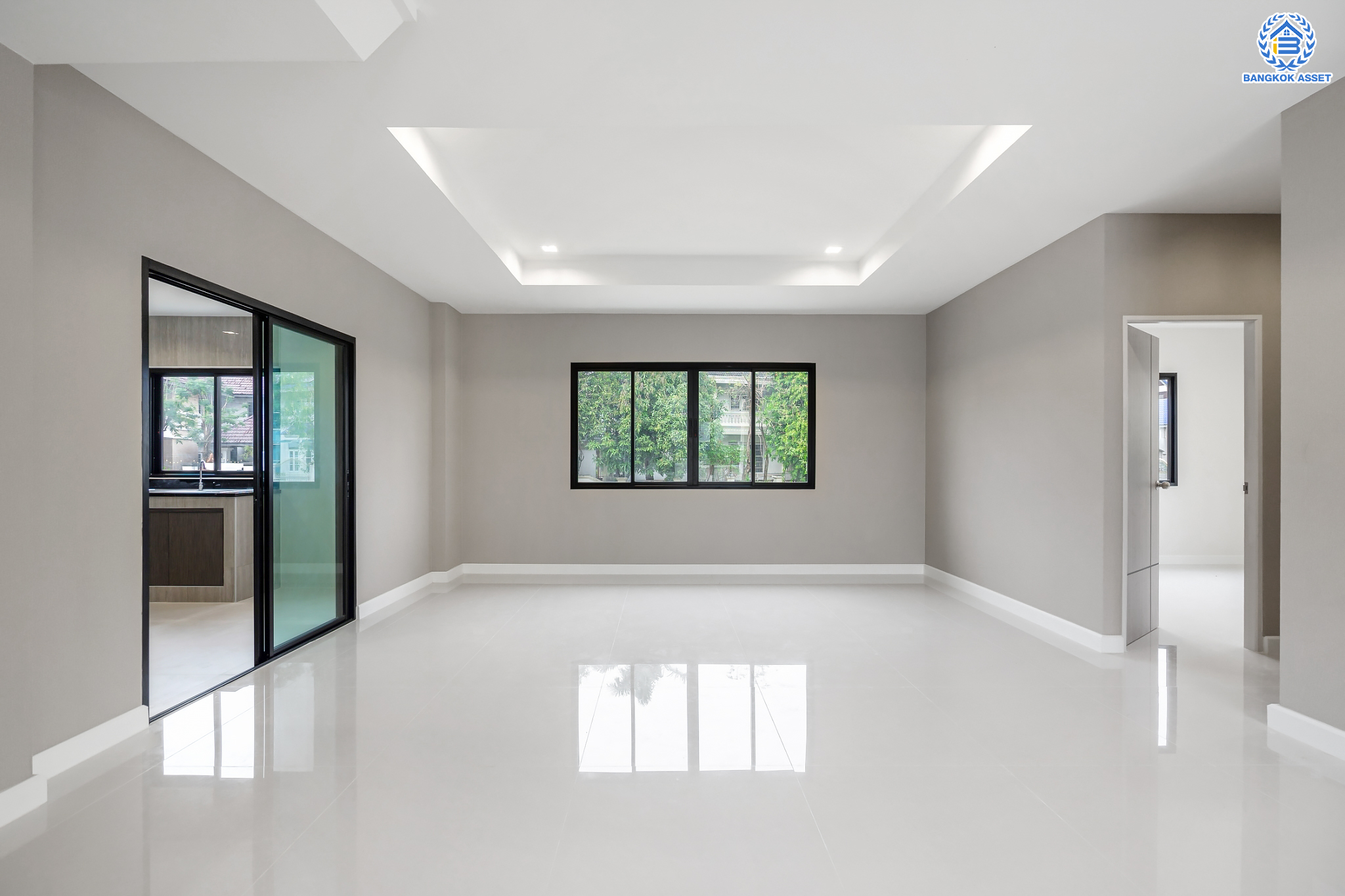 บ้านมือสองตกแต่งใหม่ ม.กฤษดานคร20 ปิ่นเกล้า-ติดถนนบรมราชชนนี เนื้อที่ 198 ตร.ว. บ้านเดี่ยวหลังใหญ่ ตกแต่งสุดหรูดีไซน์ยุโรป พร้อมฟังก์ชัน 4 ห้องนอน 4 ห้องน้ำ 1 ห้องแม่บ้าน จอดรถได้ 5 คัน บนทำเลเชื่อมต่อเมืองอย่างรวดเร็ว ใกล้ทางคู่ขนานลอยฟ้าบรมราชชนนี ทางด่วน "กาญจนาภิเษก" ม.มหิดล และเซ็นทรัลปิ่นเกล้า